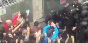 Captura de pantalla d'un vídeo de l'atac al Col·legi Verd