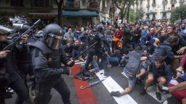 Terrorisme policial l'1O a Barcelona (Foto: Robert Bonet - Eldiario.es / Wikimedia Commons)